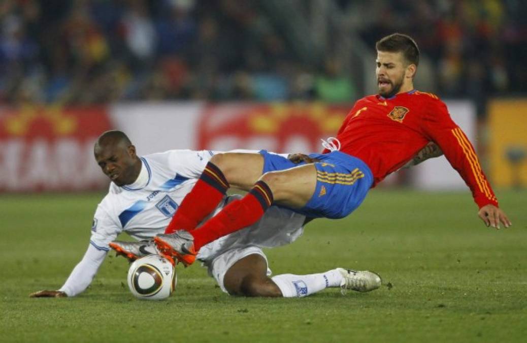 David Suazo pudo jugar el Mundial del 2010 con la selección de Honduras. Aquí cuando recibía la marca de Piqué, figura del FC Barcelona.