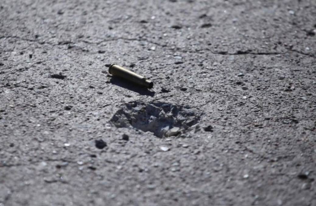 Una de las balas que cayó en una acera que presuntamente fue disparada por un arma de un militar.
