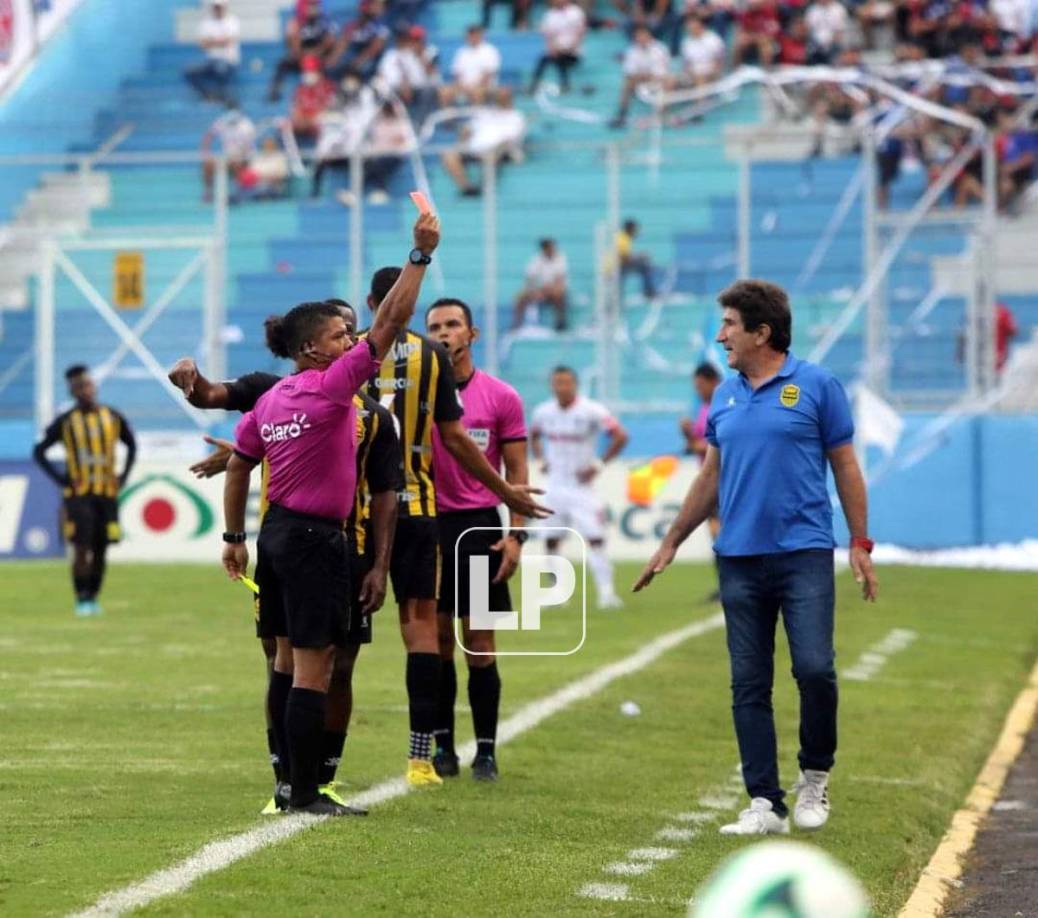 Armando Castro le sacó una segunda amarilla y después la tarjeta roja para echar del campo a Júnior Lacayo que estaba en el banco de suplentes.