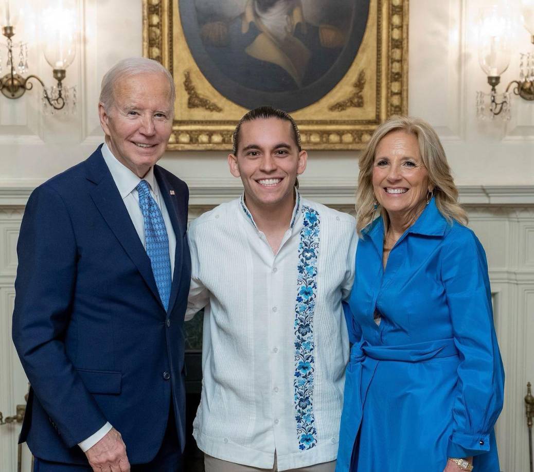 El joven Carlos Eduardo Espina en su cuenta de Tiktok describió el momento como algo histórico y que no todos tienen el privilegio de compartir con un presidente de los Estados Unidos. “Estaré agradecido con Dios y con todos los que me apoyan a llegar donde estoy”, expresó.