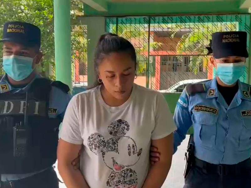 <b><span class=mln_uppercase_mln>imputada.</span></b> Licci López, supuesta integrante de la Pandilla 18, fue apresada por agentes de la Policía.<span class=mln_uppercase_mln> </span>