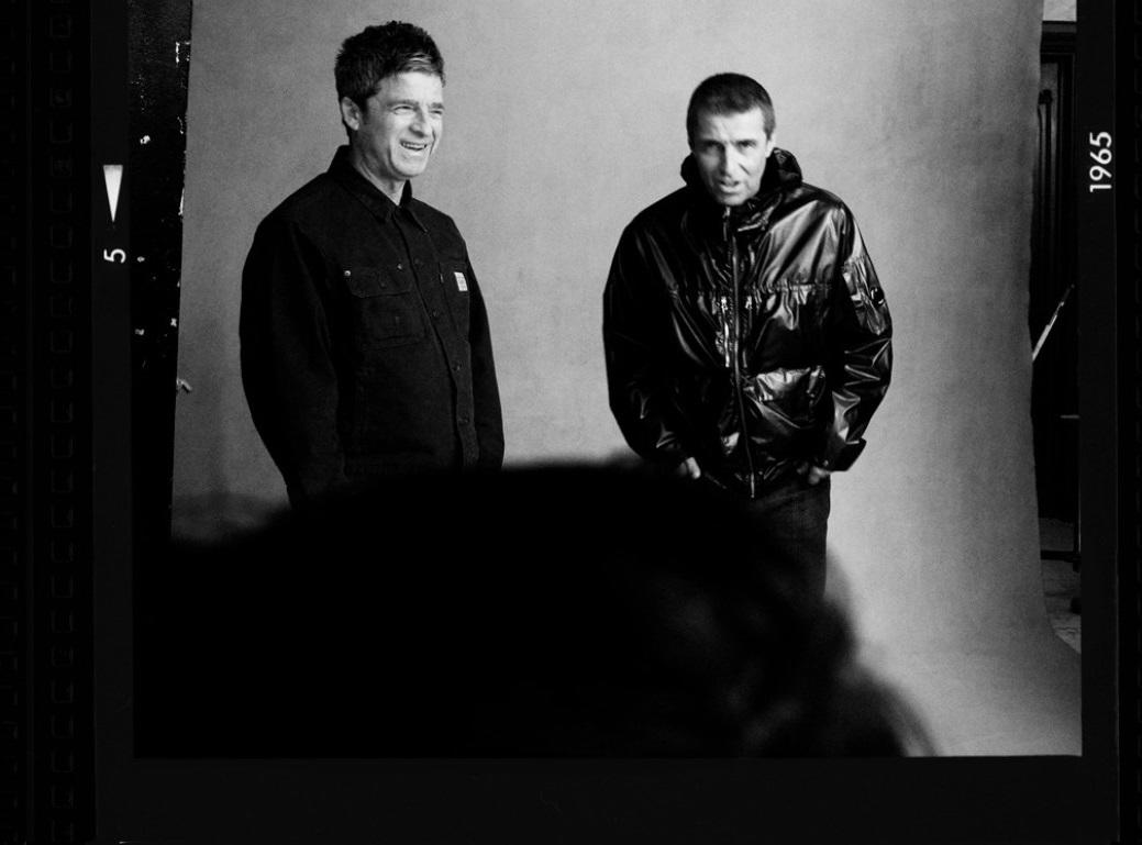 Noel y Liam Gallagher sonríen en las nuevas imágenes de Oasis