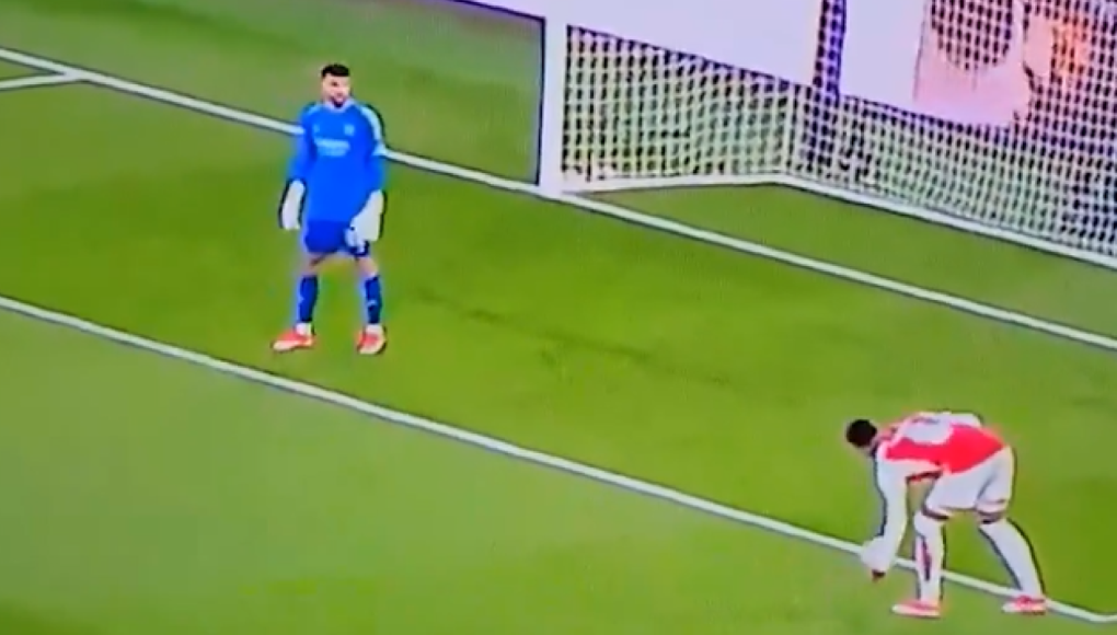 El incidente ocurrió en el minuto 67 del partido entre el Arsenal y el Bayern de Múnich, cuando David Raya sacó de portería y Gabriel tomó el balón con la mano.