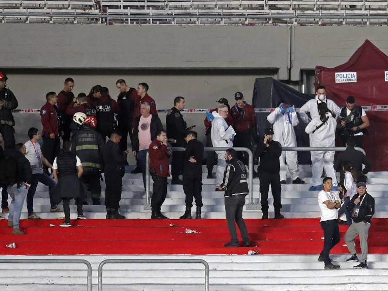 Un simpatizante de River cayó al vacío de la Sívori Alta a la Sívori Baja y perdió la vida.