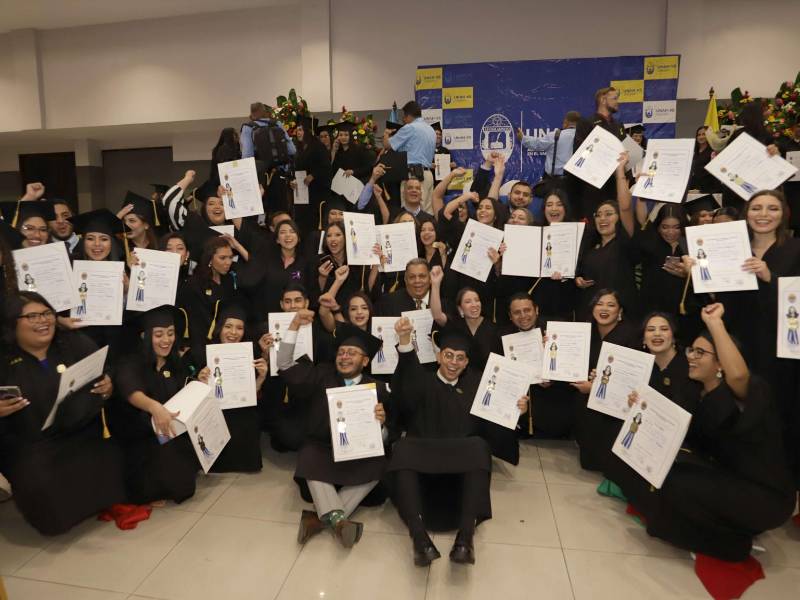 EMOCIÓN Y ORGULLO. Los jóvenes posaron muy contentos presumiendo sus títulos universitarios y están listos para brillar en las diferentes áreas profesionales en las que fueron formados. Fotos Jorge Gonzáles