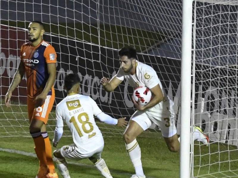 El Comunicaciones venció 4-2 al New York City, pero fue eliminado por el gol de visitante. Foto AFP.