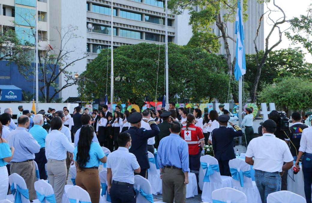 En el marco del 201 aniversario de Independencia de Honduras, este día se llevó a cabo los actos protocolarios de izado de la Bandera Nacional, en el parque central de San Pedro Sula.