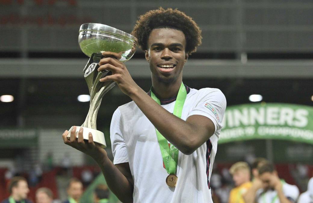 El Chelsea ha anunciado un acuerdo con el Aston Villa para fichar a Carney Chukwuemeka, centrocampista de apenas 18 años de edad.