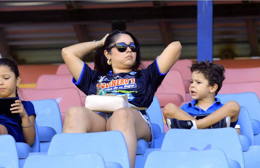 Esta aficionada del Victoria llegó al estadio Ceibeño acompañada de sus hijos.