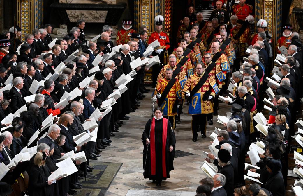 El funeral está a cargo del deán de Westminster, David Hoyle, quien destacará la dedicación de Isabel II como jefa de Estado durante siete décadas, antes de pronunciar la bendición.