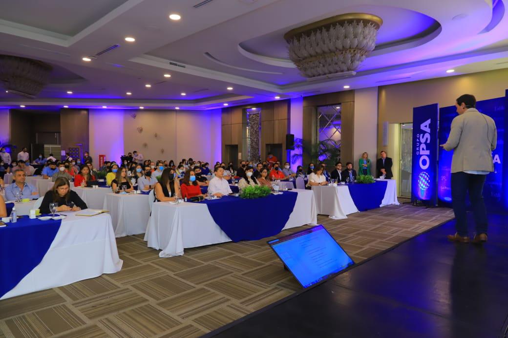 Representantes de destacadas empresas y profesionales del mercadeo y la publicidad durante la exposición de Santiago Arieu.