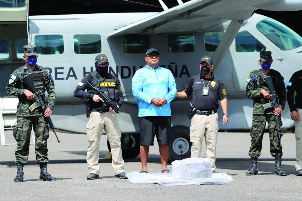 El detenido y la droga fueron trasladados ayer vía aérea a Tegucigalpa.