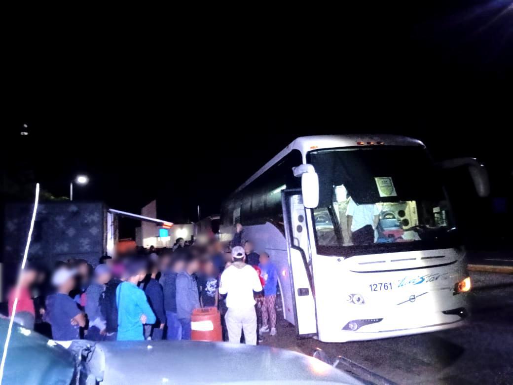 Hallan 178 migrantes en bus de pasajeros en Veracruz