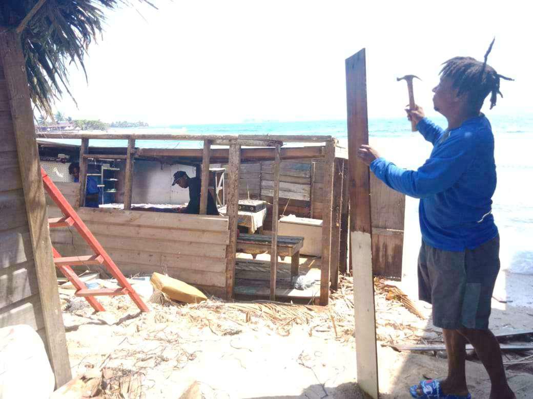 El mar devora casas en Cayos y pobladores claman por ayuda