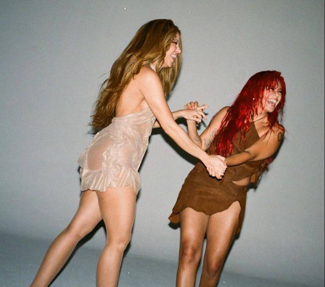 “Te fuiste diciendo que me superaste y te conseguiste nueva novia. Lo que ella no sabe es que tú todavía me está' viendo toa' la historia'. Bebé, ¿qué fue? No pues, qué muy tragaíto' ¿qué haces buscándome el la'o? Si sabes que yo, errores, no repito”, es parte del tema de Shakira y Karol G al que el círculo cercano de Piqué reaccionó y contradijo.