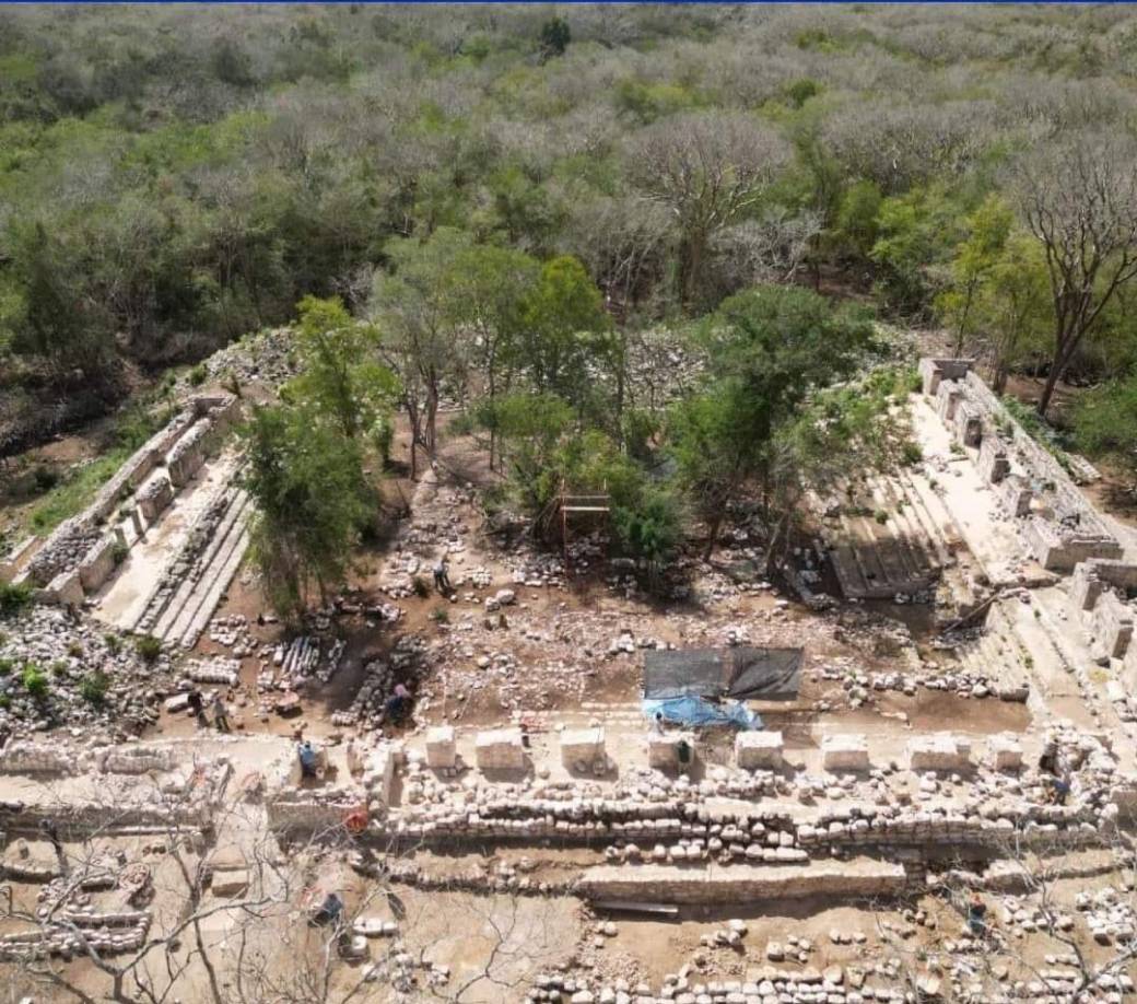 “El edificio tiene una extensión de 26 metros y una fachada principal compuesta por un pórtico de ocho pilastras y nueve vanos”, informó a los medios el director general del Instituto Nacional de Antropología e Historia (INAH), Diego Prieto Hernández.