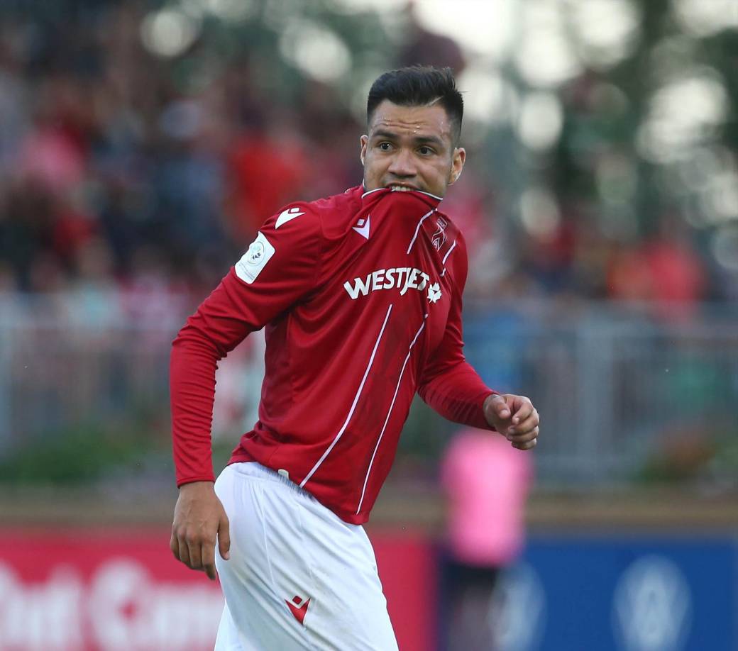 José Escalante: El Motagua está a un paso de anunciar el fichaje del volante zurdo, quien ha militado en las últimas campañas en el Cavalry de Canadá. En su momento formó parte del Olimpia..