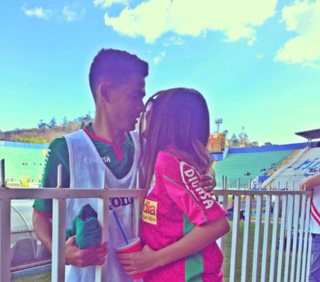 Stephanie Lobo acompaña a Cristian Cálix a los partidos cada vez que puede.