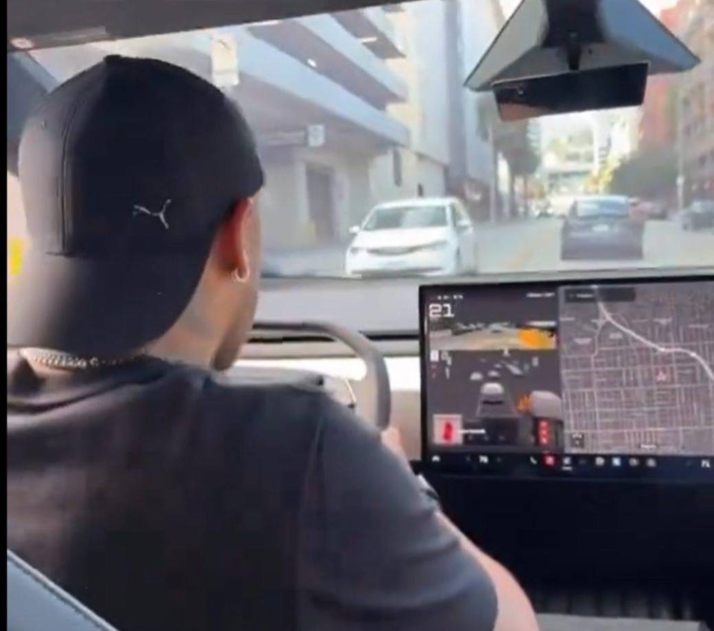 El astro brasileño Neymar se puso tras el volante de un Tesla Cybertruck para recoger a varios pasajeros a lo largo de la ciudad.