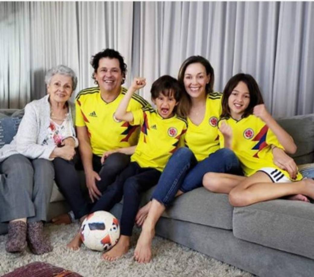 El cantante Carlos Vives tambié celebró a su mamá.<br/><br/>'Nos criamos todos alrededor de ella y bajo su protección, ella nos enseño a amar, a respetar a la mujer y a entender su verdadero valor gracias ma por siempre estar ahí! Por eso en mi hogar mi esposa @claudiaelenaoficial ocupa un lugar muy importante, gracias por mis hijos, por tu amor y por tu liderazgo. Las amo ❤ #felizdiadelamadre'