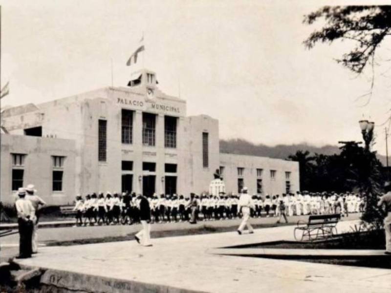 ¿Alguna vez te haz preguntado cuál es el origen o razón por la que San Pedro Sula se llama de esa manera? Aquí te lo contamos, mientras te llevamos por un viaje al pasado a través de una fabulosas instantaneas de la ciudad hace muchas décadas atrás.