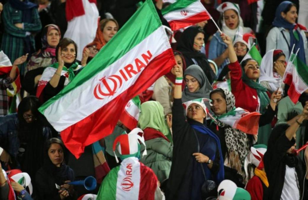 Unas 4600 mujeres pudieron asistir al encuentro en las gradas del Estadio Azadi, en Teherán.