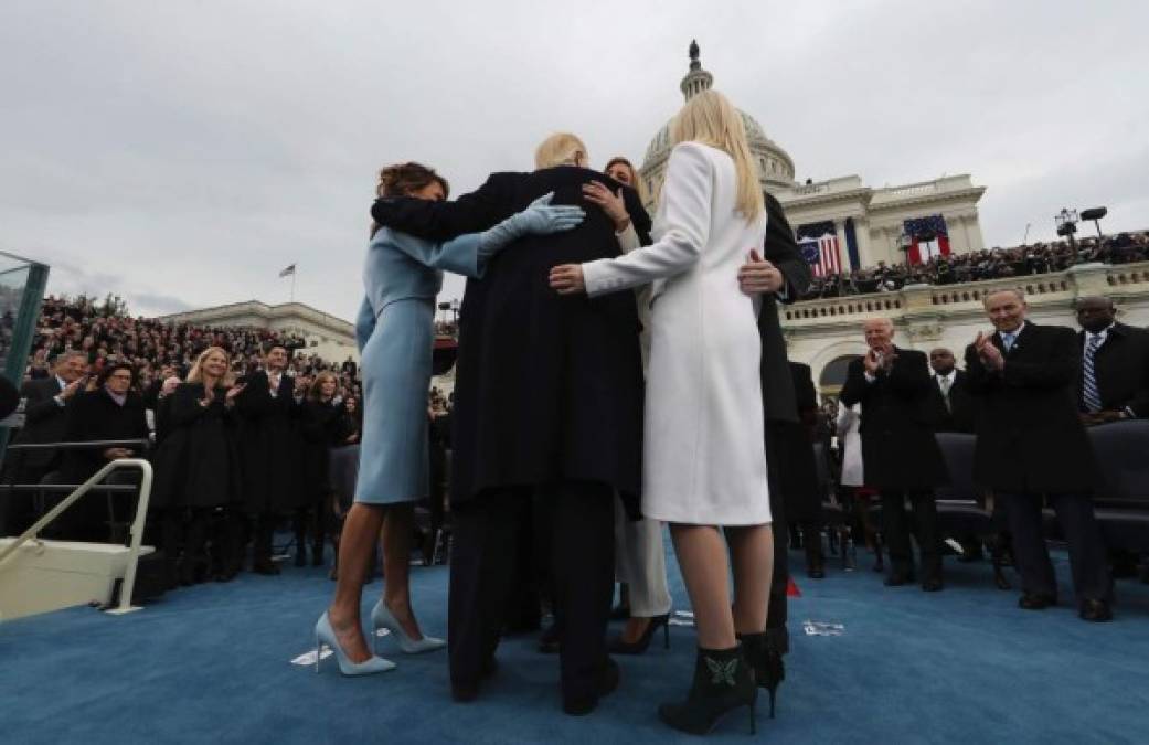 Trump abraza a su mediática familia tras finalizar la toma de posesión.