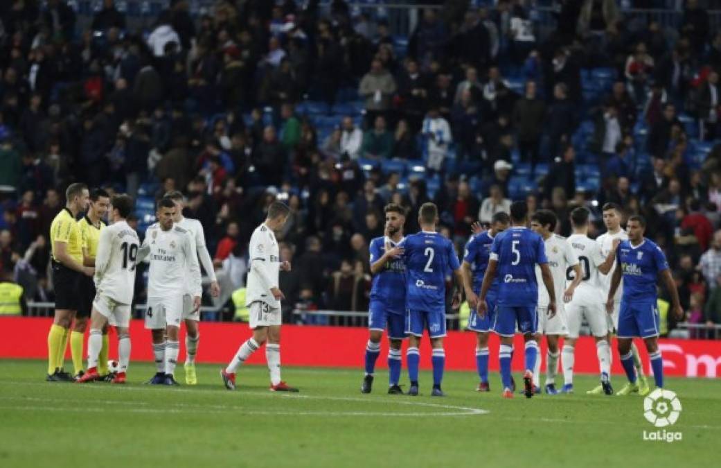 Los jugadores del Real Madrid saludan al final del partido a los del Melilla.