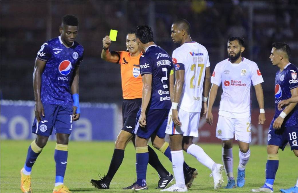 El capitán del Motagua, Denil Maldonado, le dio un empujó al árbitro Nelson Salgado y se ganó la tarjeta amarilla.