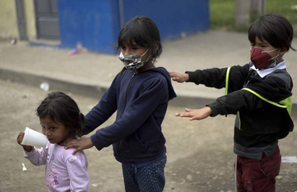 'Vivíamos a la orilla del río. Nos llevó la corriente la casa, aquí por Yoro (departamento de Honduras), y nosotros quedamos sin casa, sin nada', relató la migrante Baquedán a Efe, acompañada de una niña que 'mire, ya se me desmaya, que no hemos comido en tres días'.<br/>