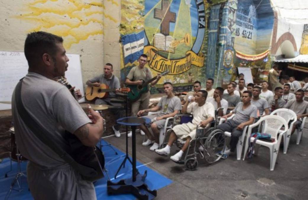 'Nosotros estamos más que arrepentidos de haber pertenecido a la pandilla y lamentamos todo el tiempo que desperdiciamos andando en malos pasos', declara a AFP Moisés Linares, de 30 años, quien ha purgado 12 años de su condena de 20 por 'extorsión'.