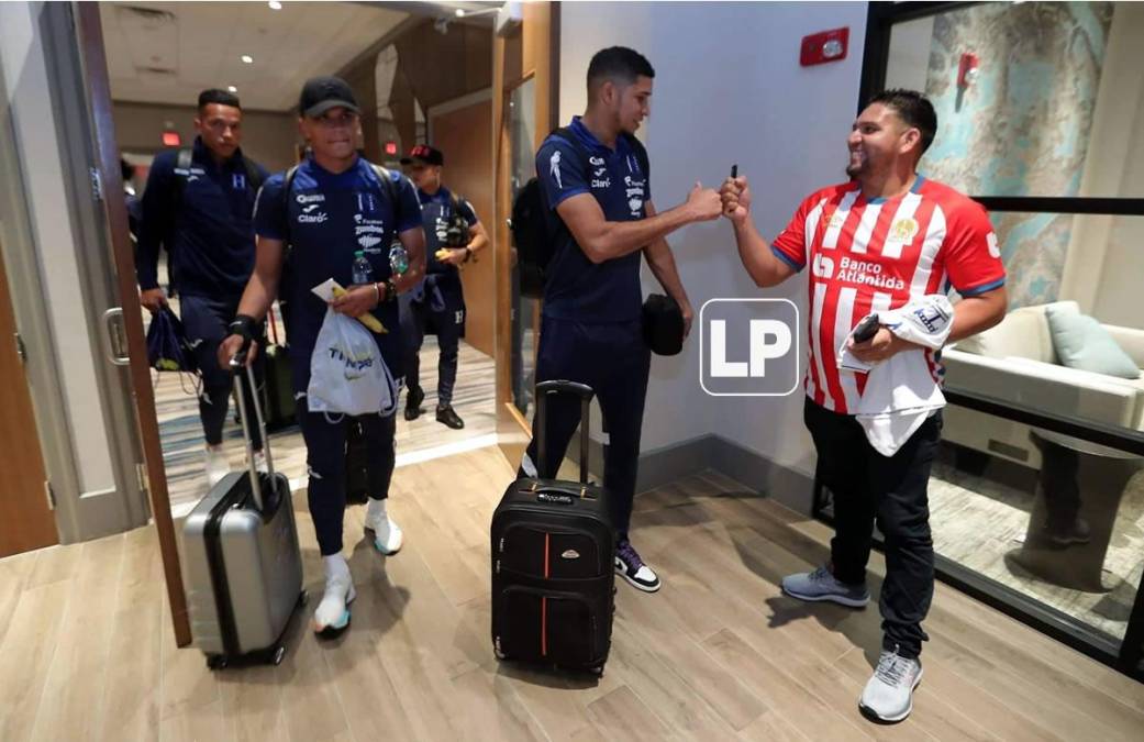 Este aficionado con la camiseta del Olimpia también recibió a los seleccionados hondureños en el hotel en Miami.