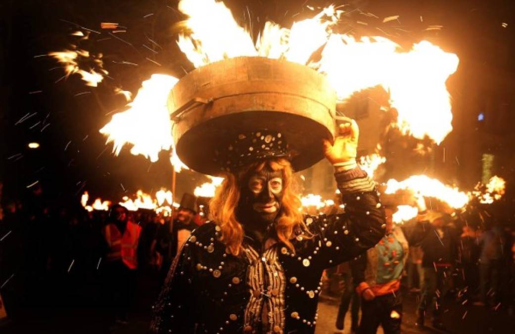Tradición. Fuego en Reino Unido. Varias personas con barriles ardiendo en sus cabezas desfilan en el festival de Allendale.