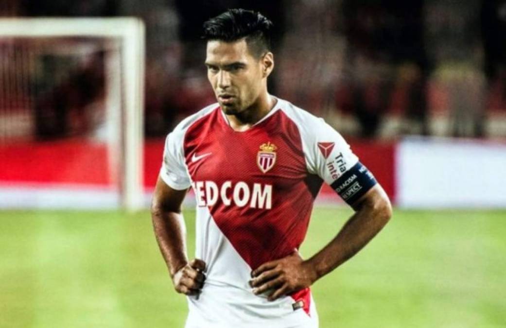 Radamel Falcao ha roto sus negociaciones con el Galatasaray de Turquía y vuelve a ser vinculado con el Valencia. El delantero colombiano ha sido siempre un deseo del equipo ché y la marcha del goleador Rodrigo (al Atlético) podría acercarlo a Mestalla.