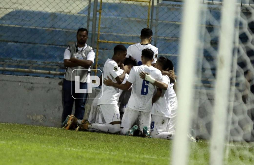 El festejo de los jugadores hondureños tras el primer gol del partido marcado por Marco Aceituno.