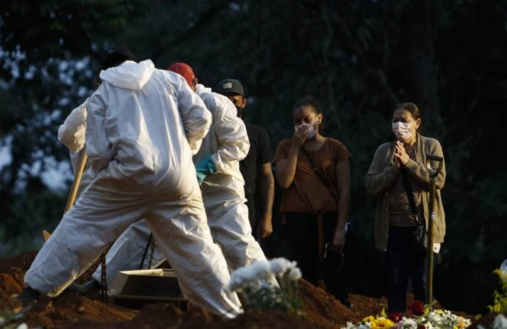 Brasil registra en cifras totales más de 375 mil muertes por coronavirus. La nación se encuentra en una crisis pandémica que ha desbordado los cementerios locales. Foto AFP