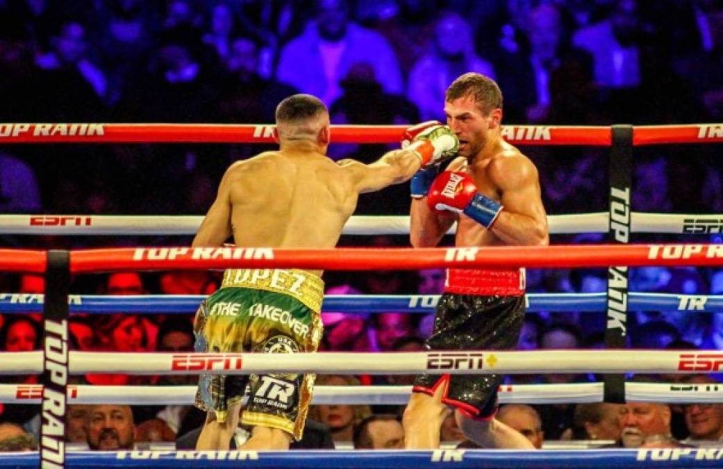 Teófimo López conecta un derechazo contra el rostro de Edis Tatli. Foto Jonathan Loarca