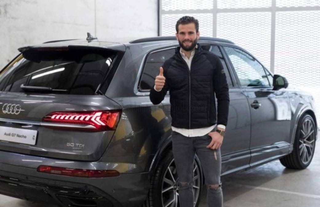 El defensor Nacho en el momento que posaba con su nuevo vehículo.