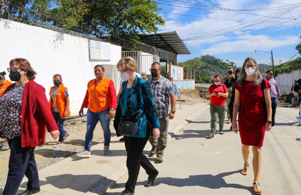 Embajadora de Estados Unidos visita kínder en Lomas del Carmen