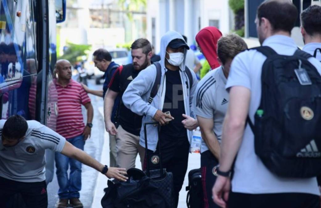 El club Atlanta United de la MLS arribó en total hermetismo a San Pedro Sula para enfrentar al Motagua por la ida de octavos de final de la Champions League. Te dejamos las imágenes más curiosas de su llegada. Fotos Yoseph Amaya.