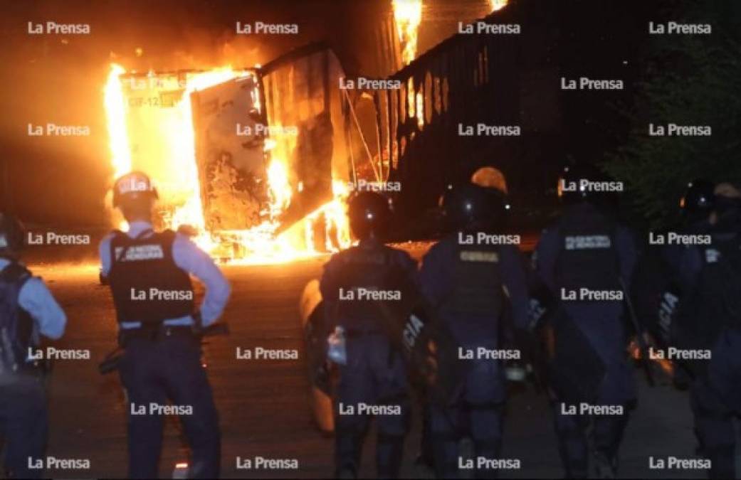 Varios ciudadanos tuvieron que caminar durante varias cuadras para llegar hasta su casa producto del disturbio.