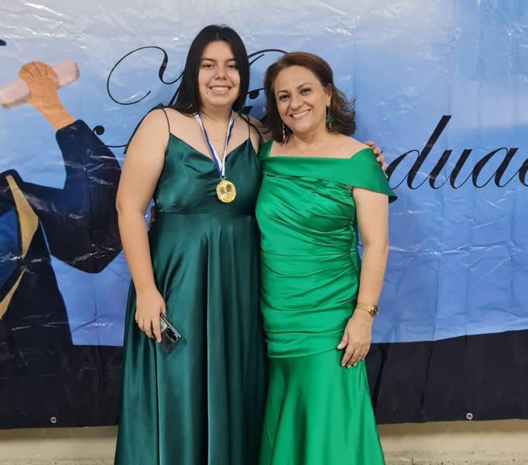 Pia Fugón, directora del instituto, posó junto a varios de los jóvenes egresados. Al acontecimiento también asistieron padres de familia y personal docente administrativo.