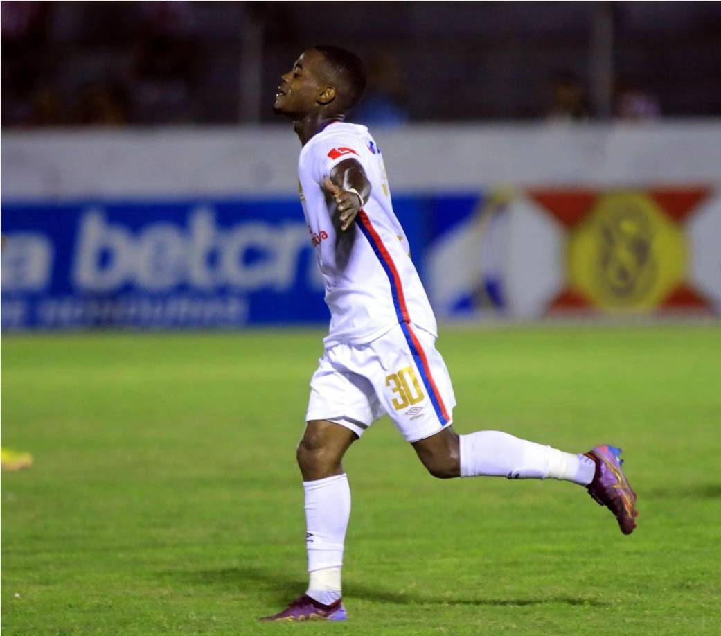 Edwin Solani Solano se estrenó marcando su primer gol con la camiseta del Olimpia.