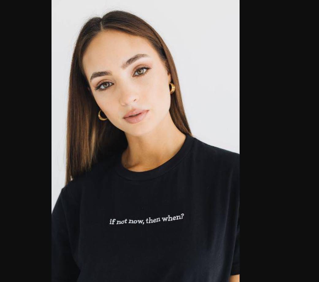 “Me hago un autobronceador porque soy de piel clara y cuando estás en el escenario, las luces te aclaran”, dijo. “Quieres que esos músculos exploten”.