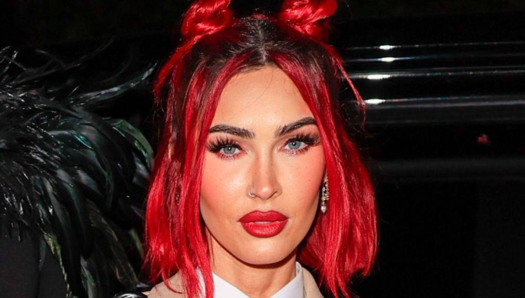 De acuerdo con Mayo Clinic, un sitio especializado en temas de salud, la dismorfia corporal es un trastorno de salud mental en el que una persona no puede dejar de pensar en los supuestos defectos de la apariencia. Se le conoce como Trastorno Dismórfico Corporal (TDC), aunque comúnmente solo se le dice dismorfia corporal. Este padecimiento puede provocar emociones de vergüenza sobre uno mismo, e incluso la necesidad de aislarse socialmente. También se experimenta la sensación de aprobación constante por parte de los demás; querer que nadie vea tus defectos.