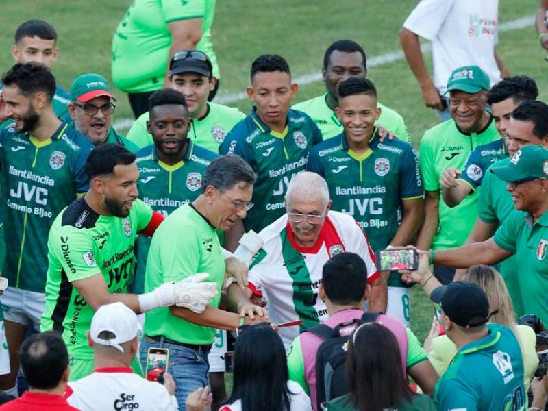 Manuel Keosseián llegó a Honduras y fue agasajado por la plantilla, cuerpo técnico y jugadores del Marathón.
