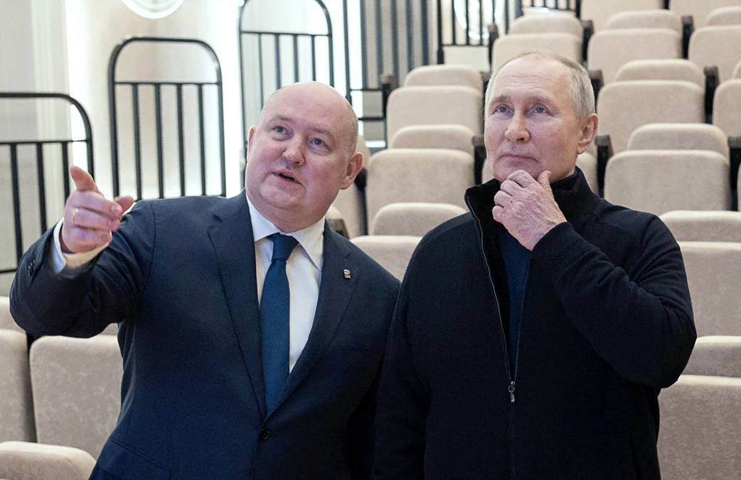 Las imágenes de la desafiante visita de Putin a Ucrania