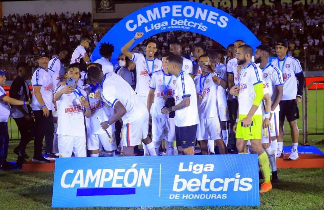 El momento del beso de Bryan Beckeles a Jorge Álvarez.