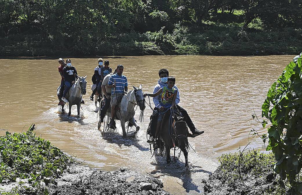 Algunos ciudadanos del vecino país han tenido que cruzar el río Guasaule montados a caballo para lograr inmunizarse contra el coronavirus. 