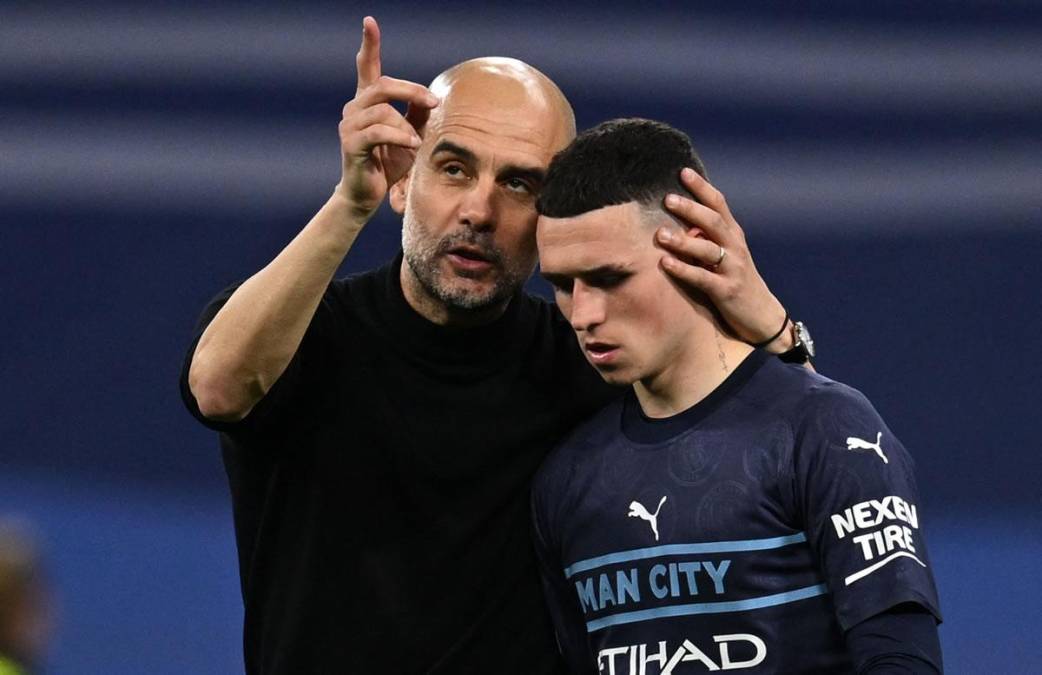 Pep Guardiola consolando a Phil Foden tras el final del partido.